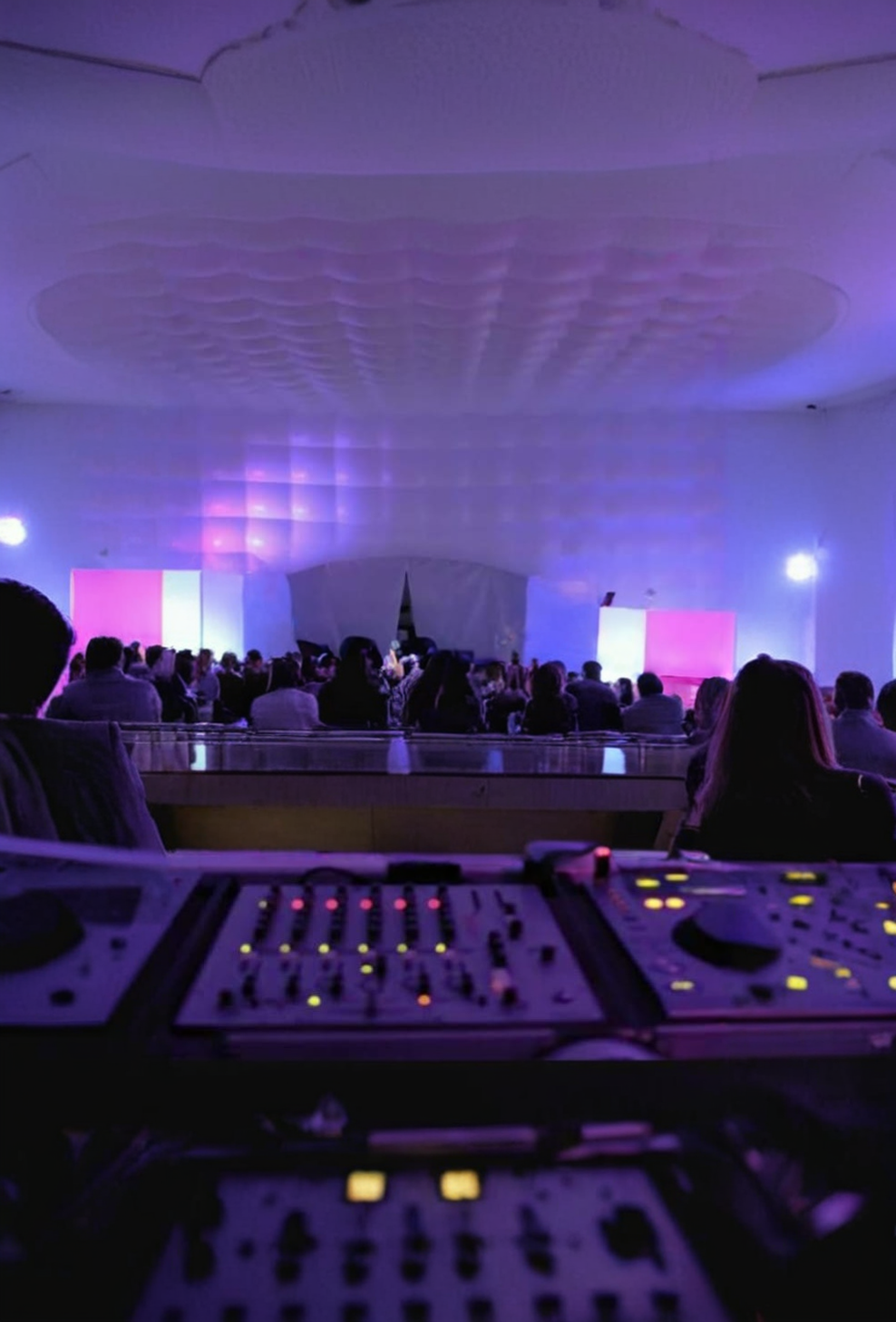 Tente aménagée pour un séminaire d'entreprise avec table de mixage